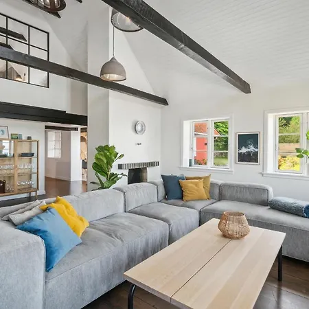 4 Bedroom In בית נופש הסלה