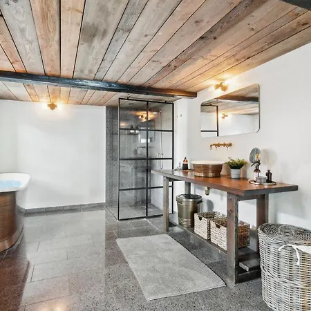 4 Bedroom In בית נופש *